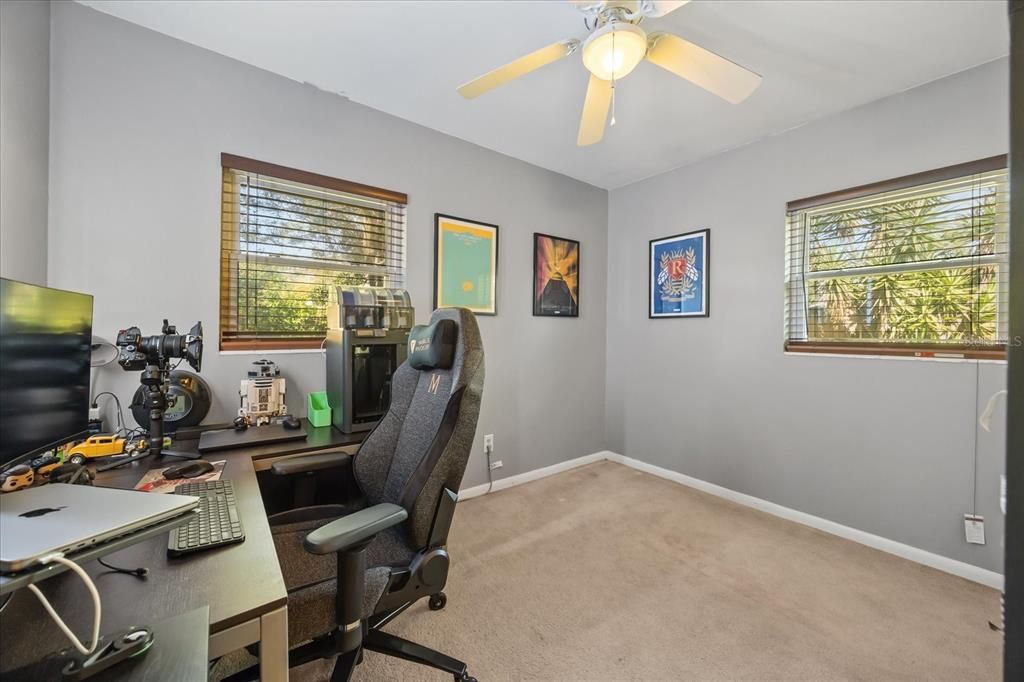 合同活跃: $274,999 (2 贝兹, 1 浴室, 888 平方英尺)