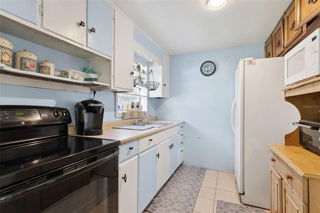 Под контрактом: $220,000 (3 спален, 1 ванн, 1098 Квадратных фут)