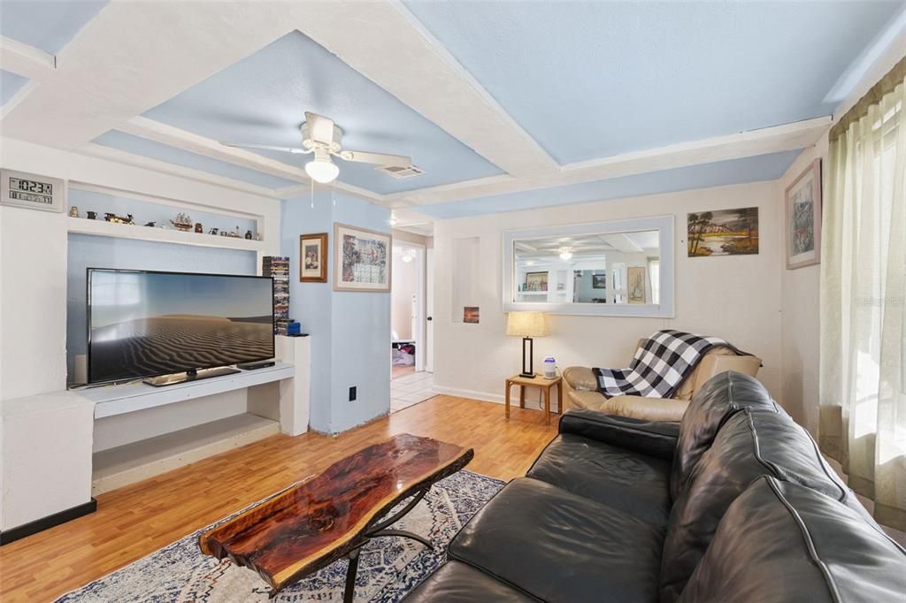 Под контрактом: $220,000 (3 спален, 1 ванн, 1098 Квадратных фут)