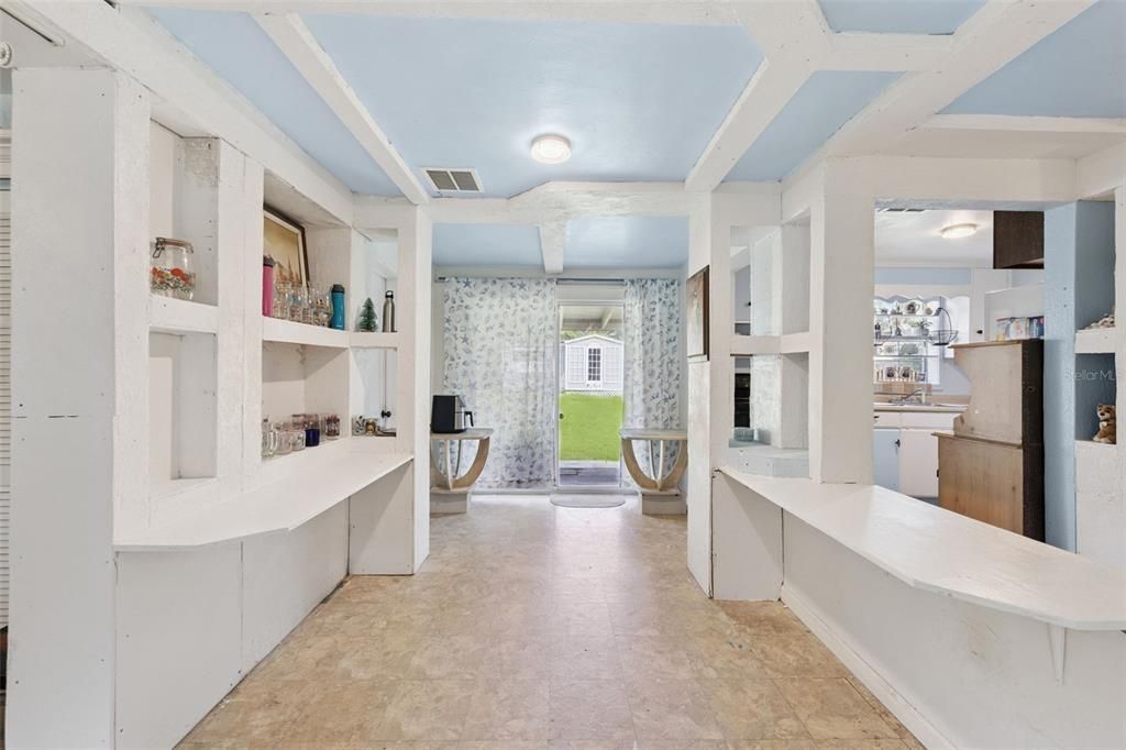 Под контрактом: $220,000 (3 спален, 1 ванн, 1098 Квадратных фут)