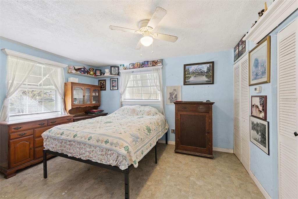 Под контрактом: $220,000 (3 спален, 1 ванн, 1098 Квадратных фут)