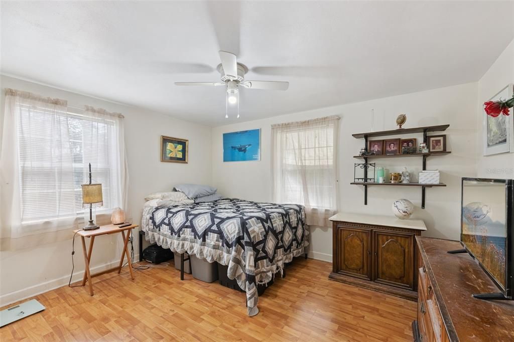 Под контрактом: $220,000 (3 спален, 1 ванн, 1098 Квадратных фут)