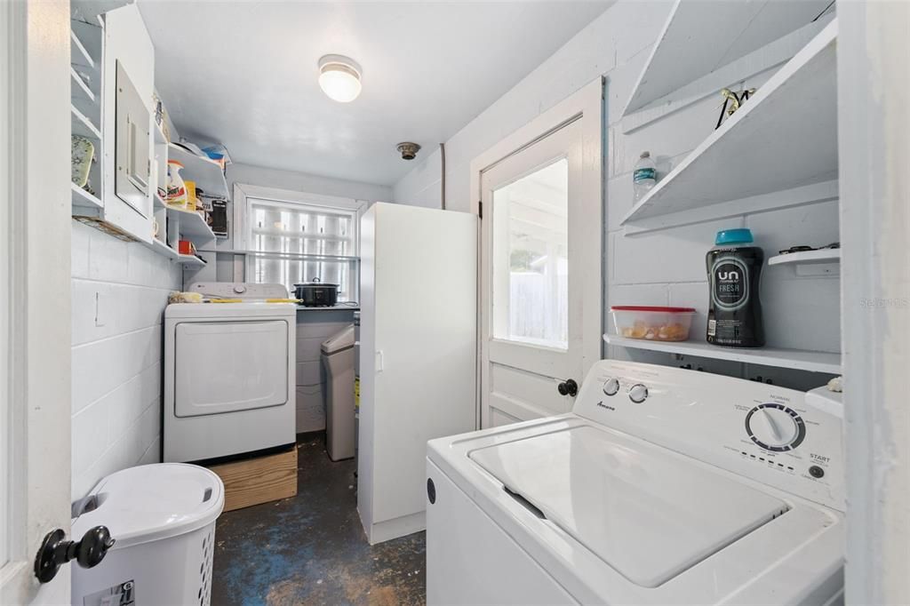 Под контрактом: $220,000 (3 спален, 1 ванн, 1098 Квадратных фут)