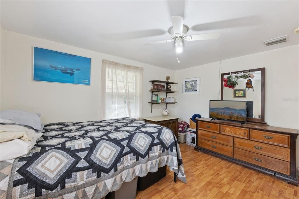 Под контрактом: $220,000 (3 спален, 1 ванн, 1098 Квадратных фут)