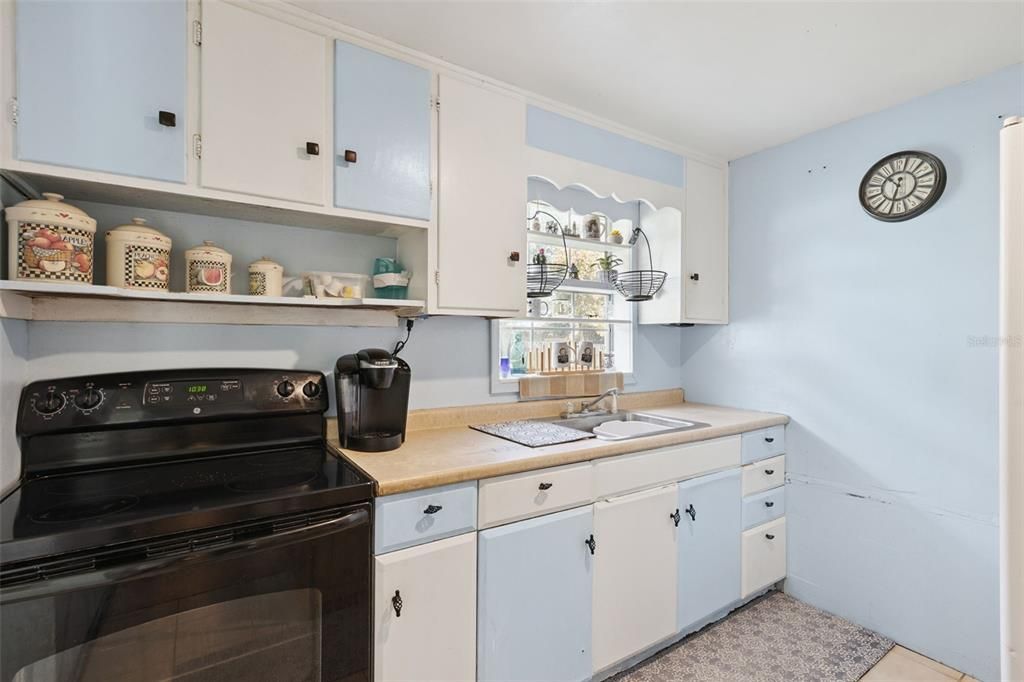 Под контрактом: $220,000 (3 спален, 1 ванн, 1098 Квадратных фут)