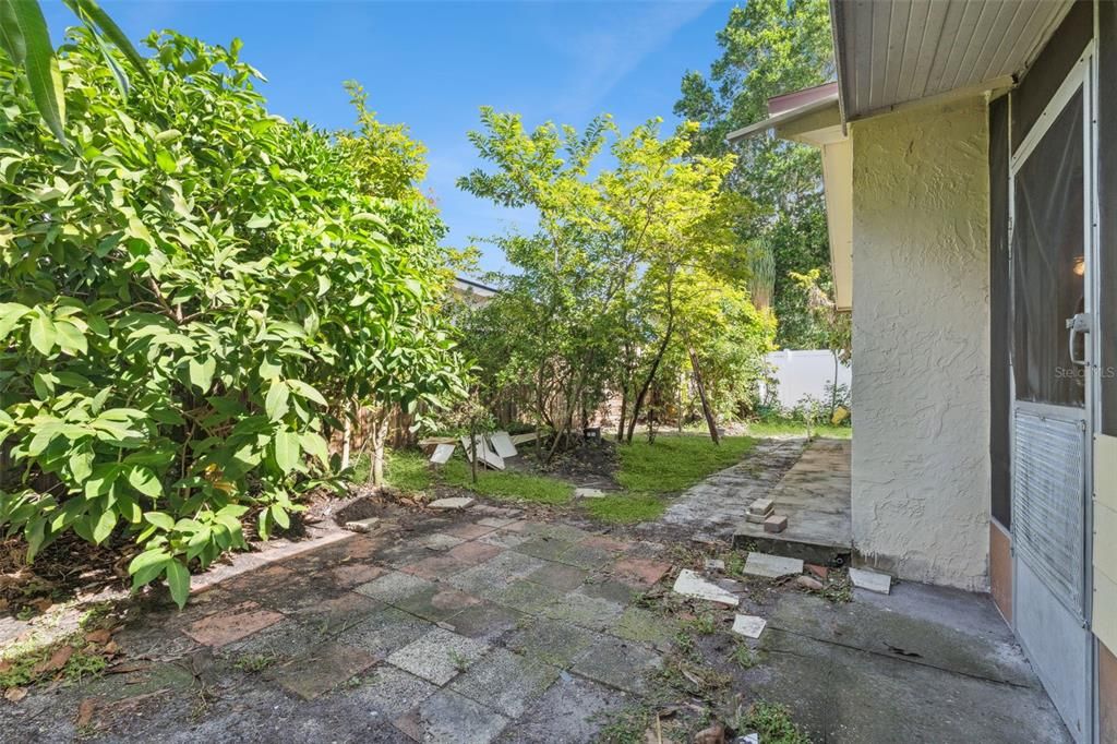 Active With Contract: $298,400 (2 beds, 2 baths, 1258 Square Feet)