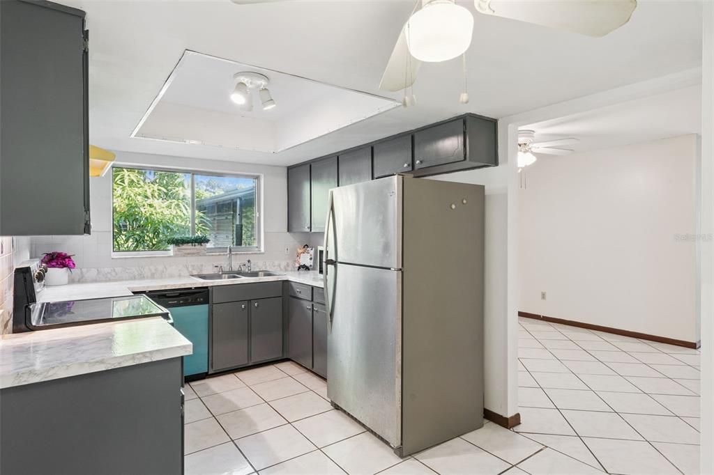 Active With Contract: $298,400 (2 beds, 2 baths, 1258 Square Feet)