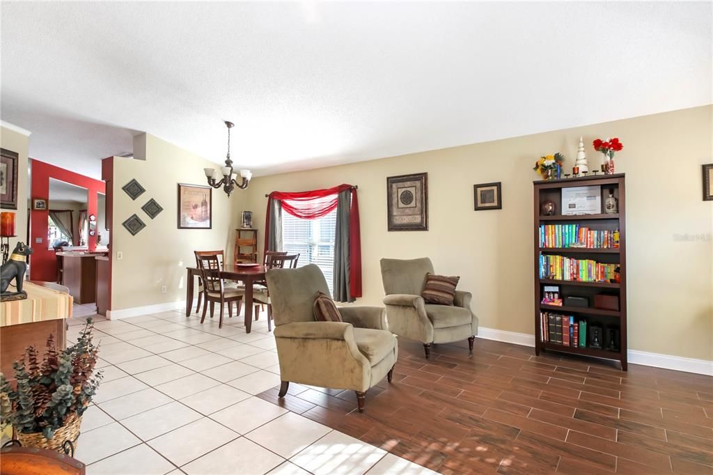 En Venta: $400,000 (4 camas, 2 baños, 1956 Pies cuadrados)