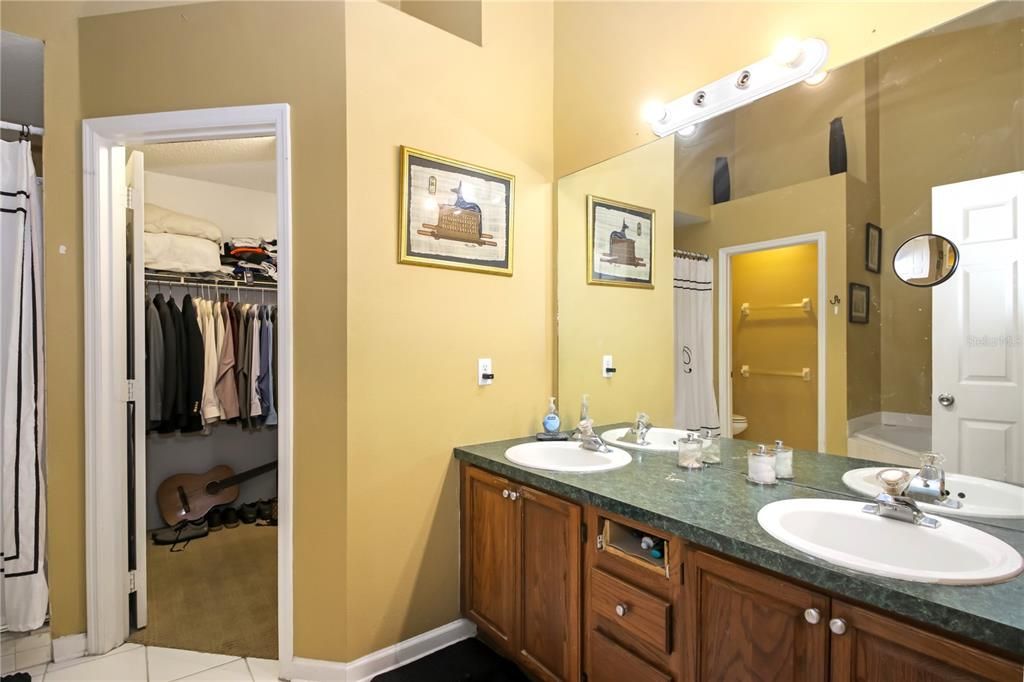 En Venta: $400,000 (4 camas, 2 baños, 1956 Pies cuadrados)