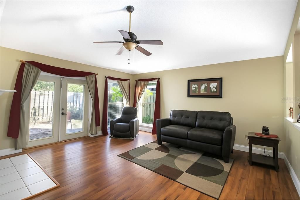 En Venta: $400,000 (4 camas, 2 baños, 1956 Pies cuadrados)