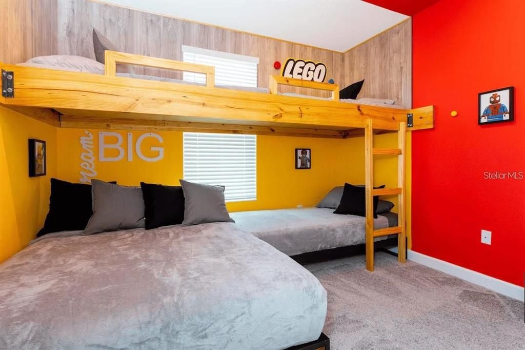 For Sale: $599,999 (6 beds, 5 baths, 3291 Square Feet)