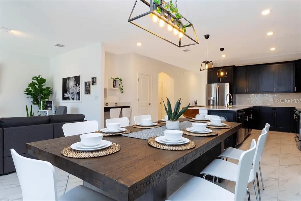 For Sale: $599,999 (6 beds, 5 baths, 3291 Square Feet)