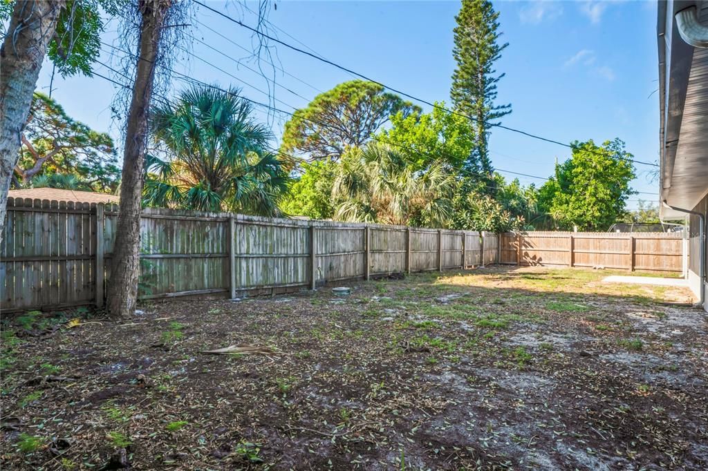 合同活跃: $319,900 (3 贝兹, 1 浴室, 1428 平方英尺)