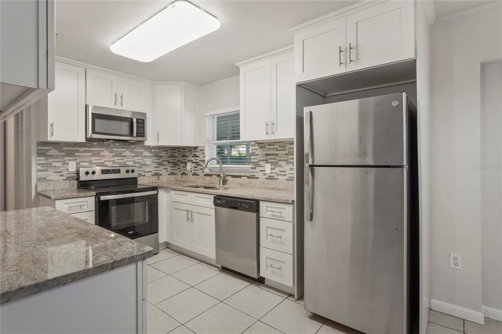 合同活跃: $319,900 (3 贝兹, 1 浴室, 1428 平方英尺)