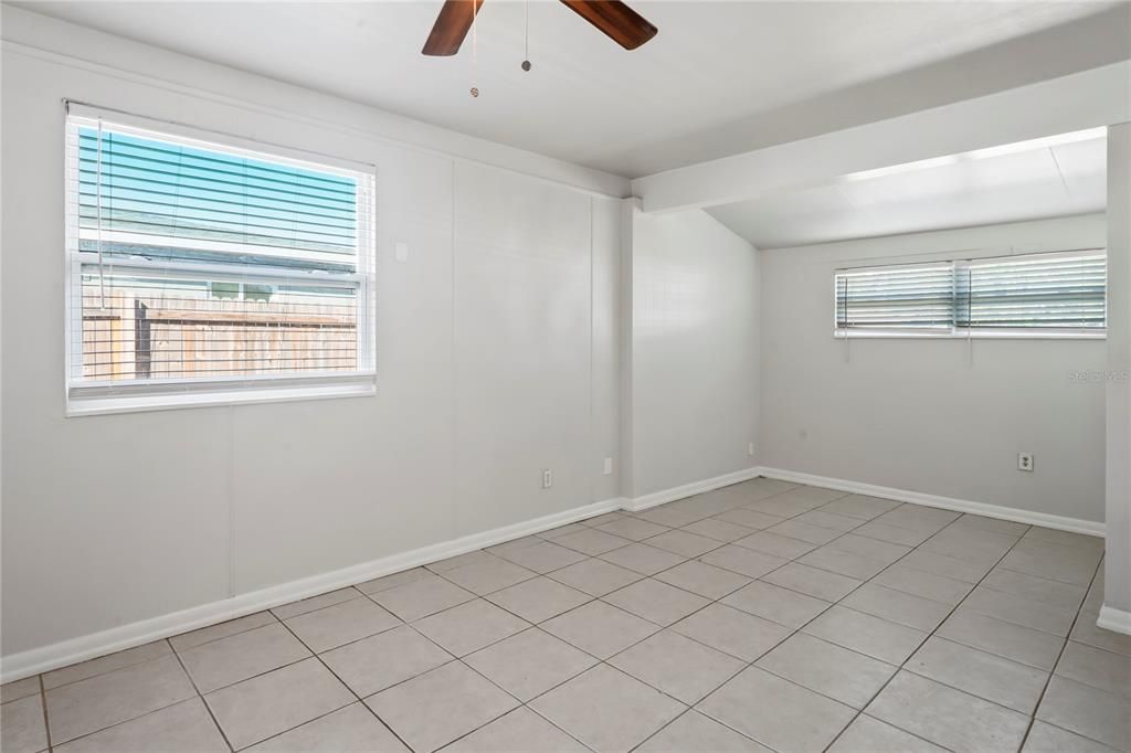 合同活跃: $319,900 (3 贝兹, 1 浴室, 1428 平方英尺)