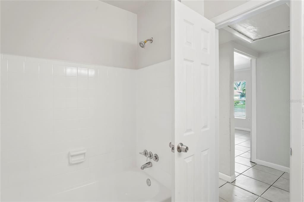 合同活跃: $319,900 (3 贝兹, 1 浴室, 1428 平方英尺)