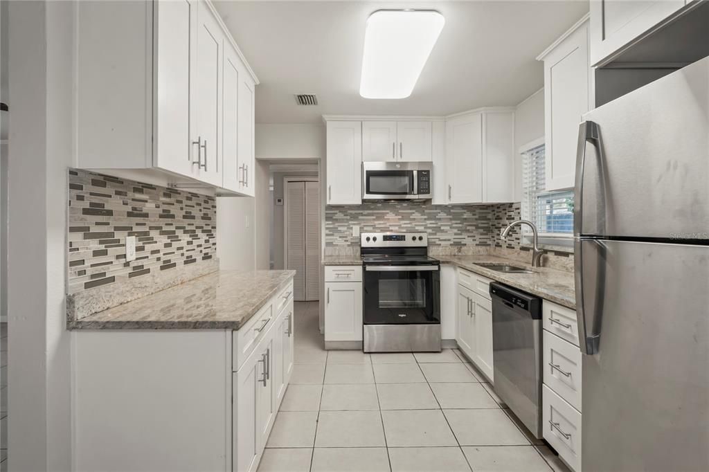 合同活跃: $319,900 (3 贝兹, 1 浴室, 1428 平方英尺)