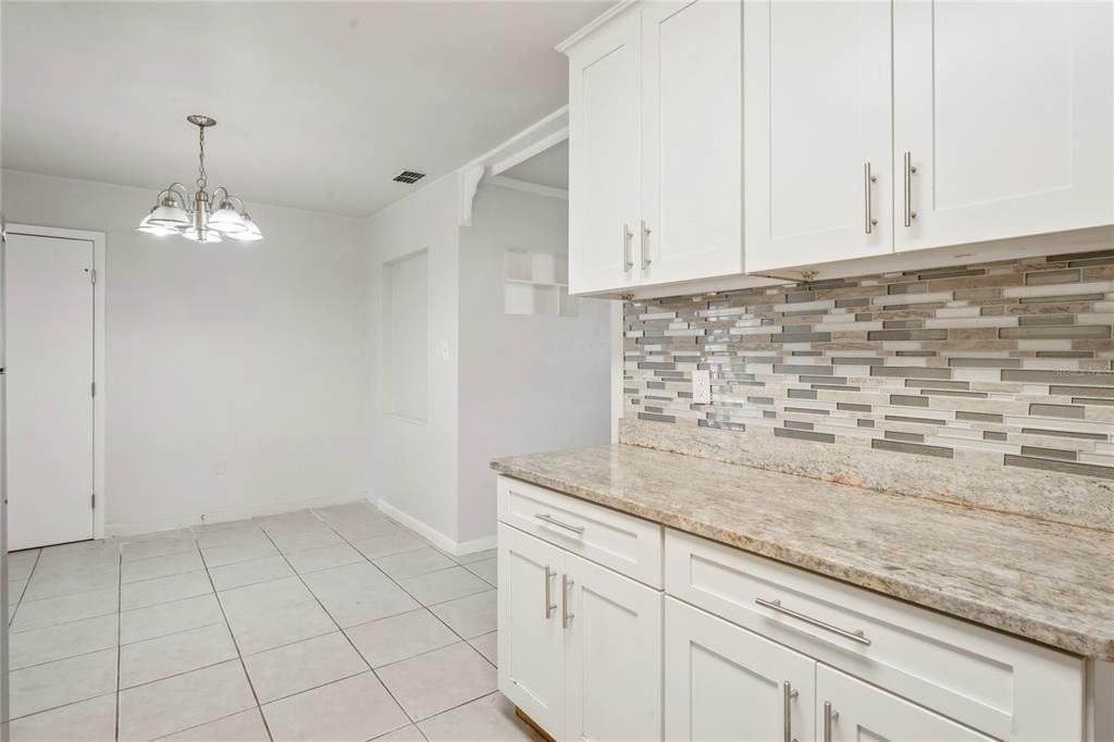 合同活跃: $319,900 (3 贝兹, 1 浴室, 1428 平方英尺)