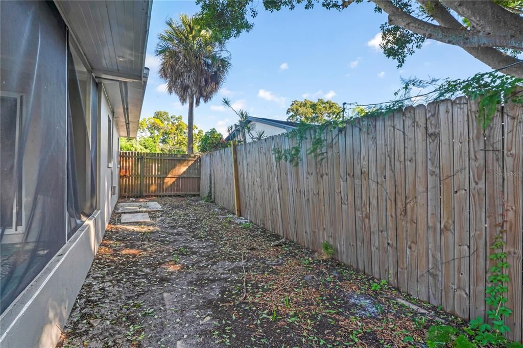 合同活跃: $319,900 (3 贝兹, 1 浴室, 1428 平方英尺)