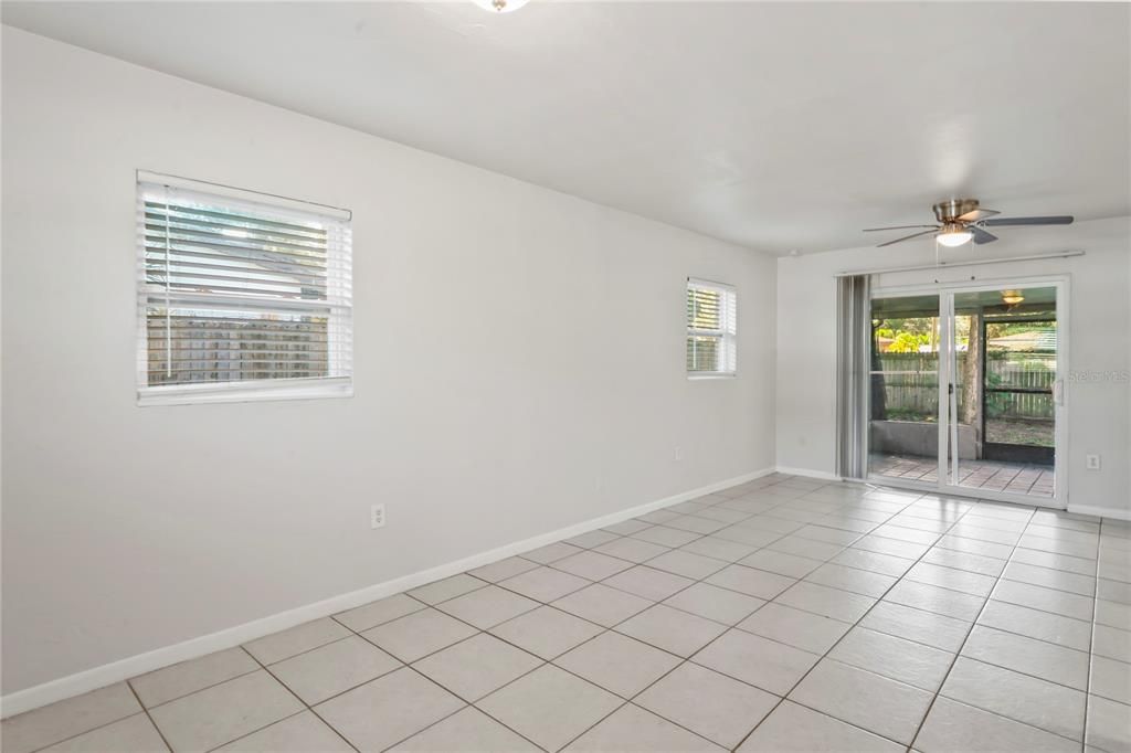 合同活跃: $319,900 (3 贝兹, 1 浴室, 1428 平方英尺)