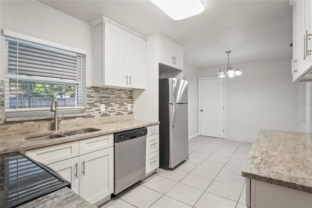 合同活跃: $319,900 (3 贝兹, 1 浴室, 1428 平方英尺)