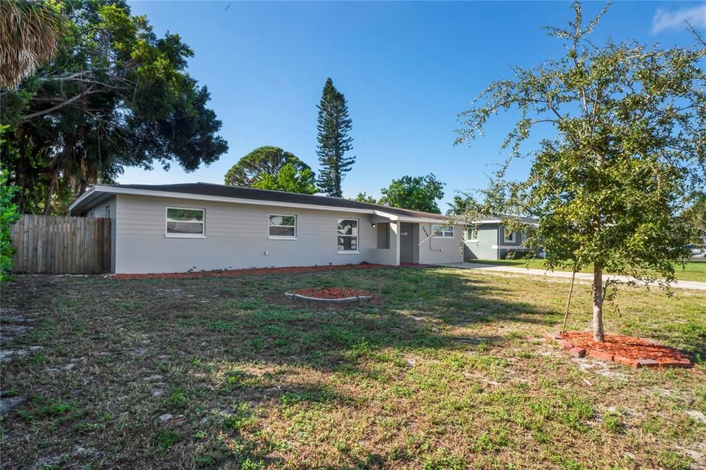 合同活跃: $319,900 (3 贝兹, 1 浴室, 1428 平方英尺)