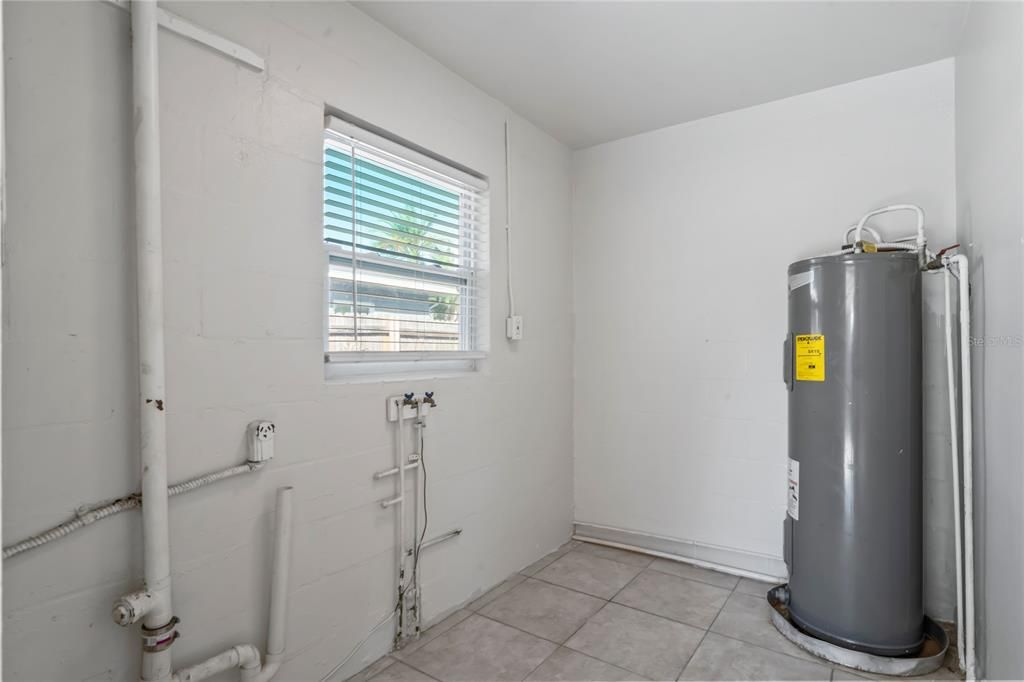 合同活跃: $319,900 (3 贝兹, 1 浴室, 1428 平方英尺)