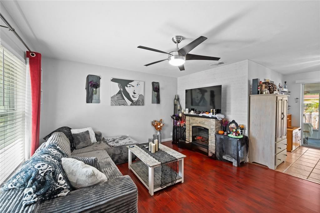 For Sale: $314,500 (3 beds, 1 baths, 1008 Square Feet)