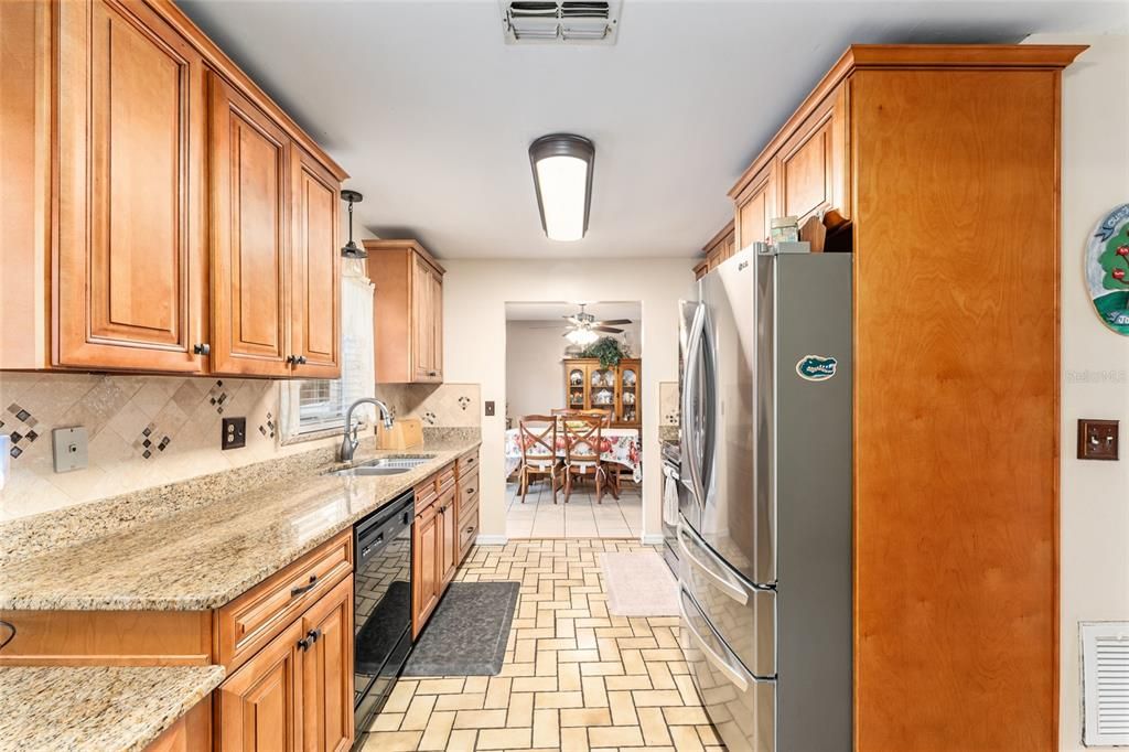 合同活跃: $299,900 (4 贝兹, 2 浴室, 2034 平方英尺)