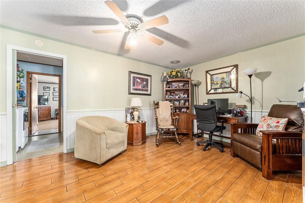 合同活跃: $299,900 (4 贝兹, 2 浴室, 2034 平方英尺)