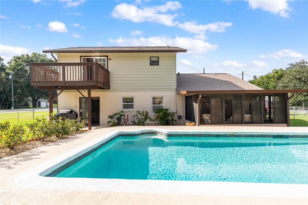 合同活跃: $299,900 (4 贝兹, 2 浴室, 2034 平方英尺)