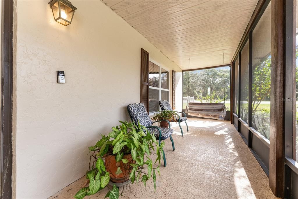 合同活跃: $299,900 (4 贝兹, 2 浴室, 2034 平方英尺)