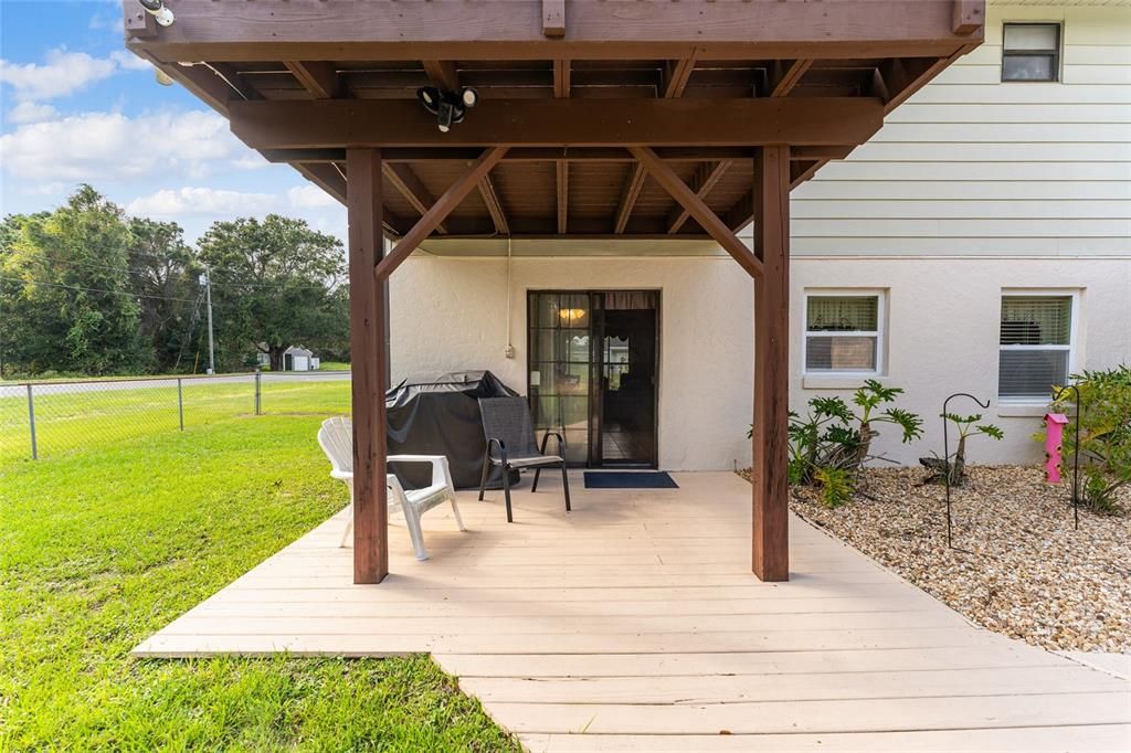 合同活跃: $299,900 (4 贝兹, 2 浴室, 2034 平方英尺)