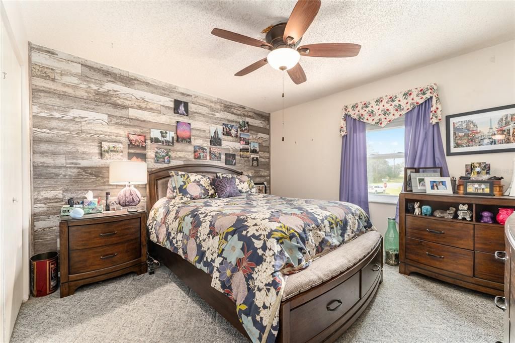 合同活跃: $299,900 (4 贝兹, 2 浴室, 2034 平方英尺)