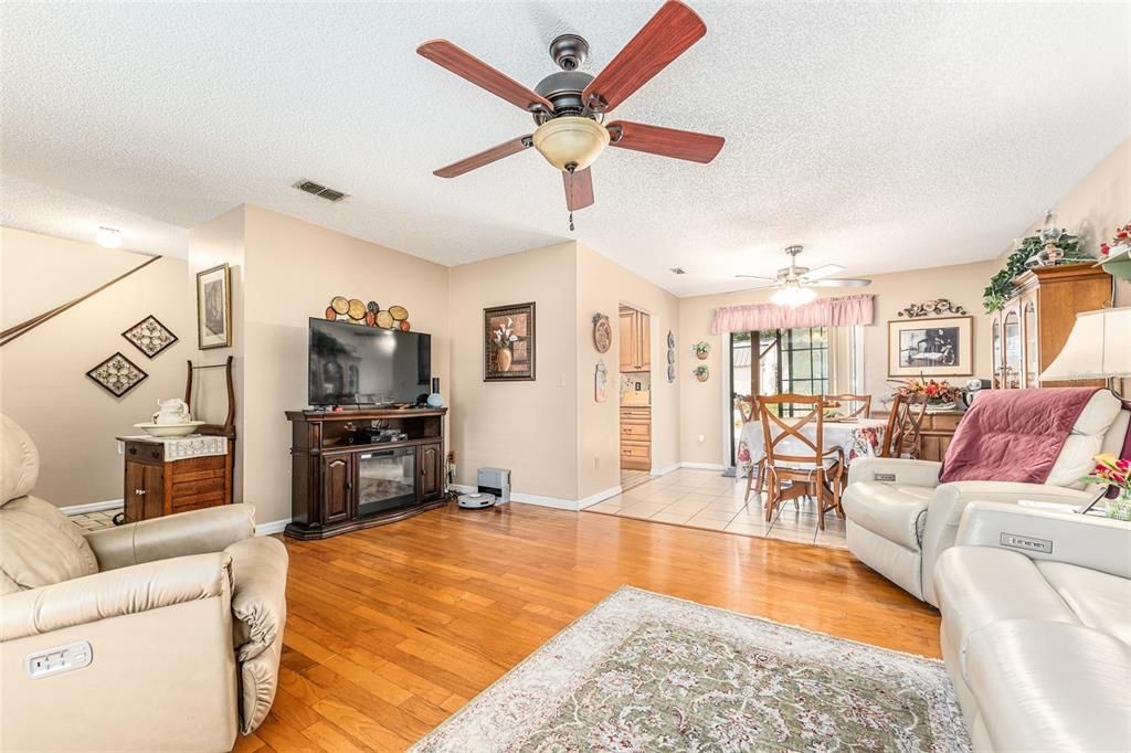 合同活跃: $299,900 (4 贝兹, 2 浴室, 2034 平方英尺)