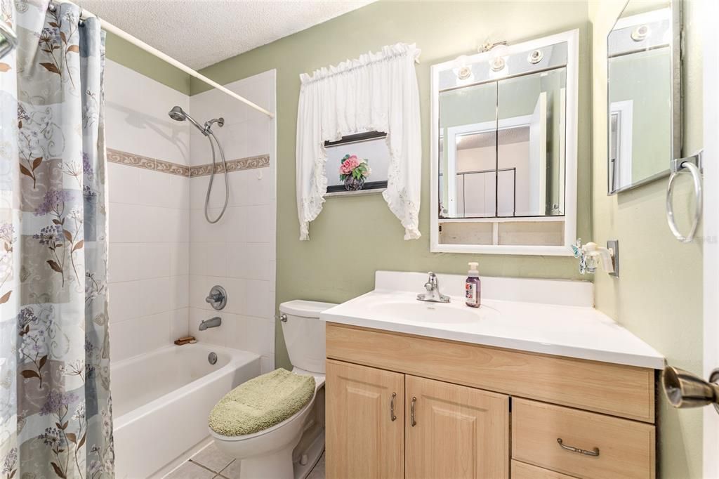 合同活跃: $299,900 (4 贝兹, 2 浴室, 2034 平方英尺)