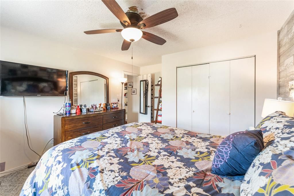 合同活跃: $299,900 (4 贝兹, 2 浴室, 2034 平方英尺)