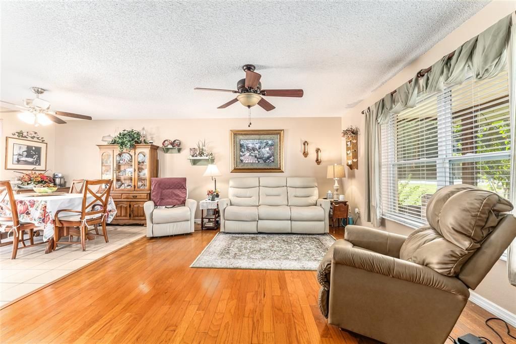 合同活跃: $299,900 (4 贝兹, 2 浴室, 2034 平方英尺)