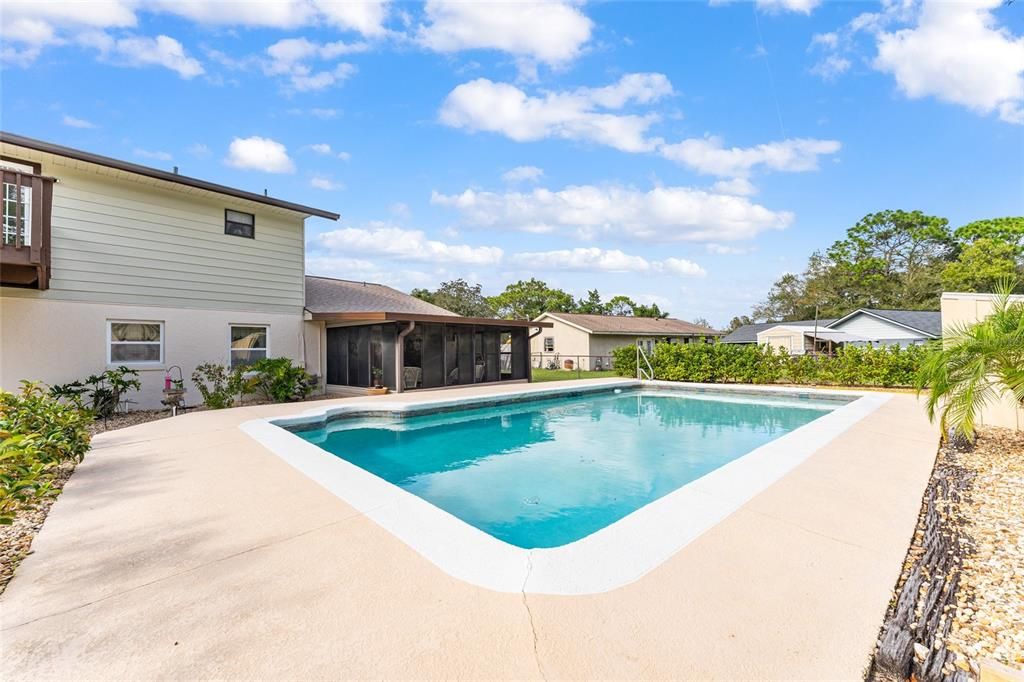 合同活跃: $299,900 (4 贝兹, 2 浴室, 2034 平方英尺)