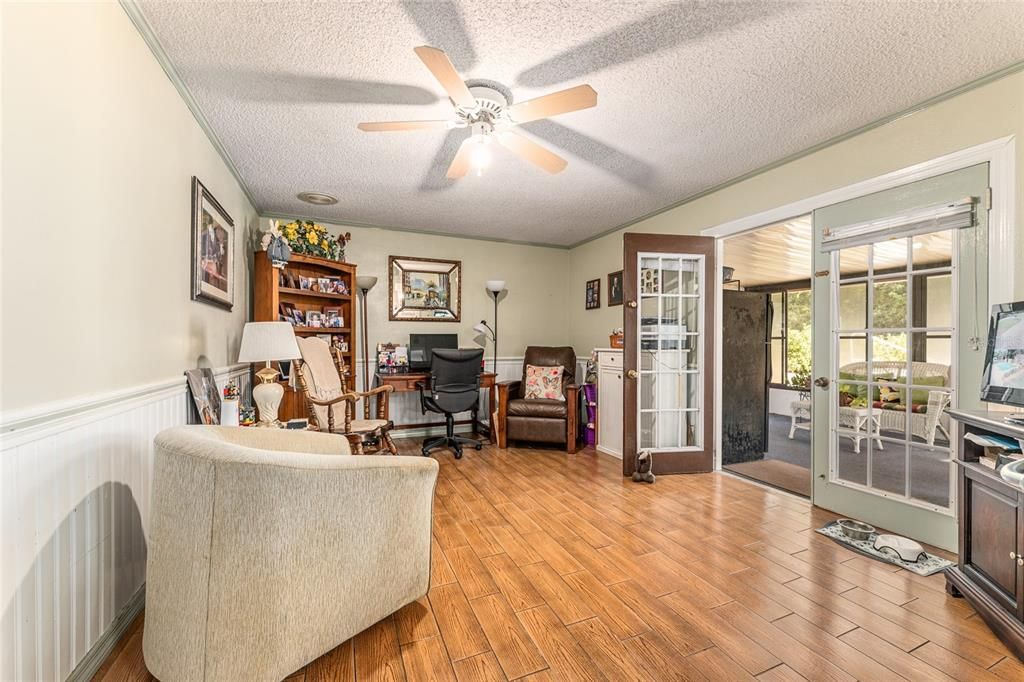 合同活跃: $299,900 (4 贝兹, 2 浴室, 2034 平方英尺)