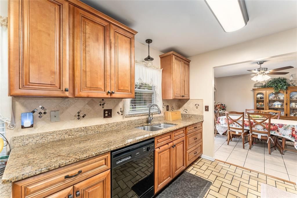 合同活跃: $299,900 (4 贝兹, 2 浴室, 2034 平方英尺)