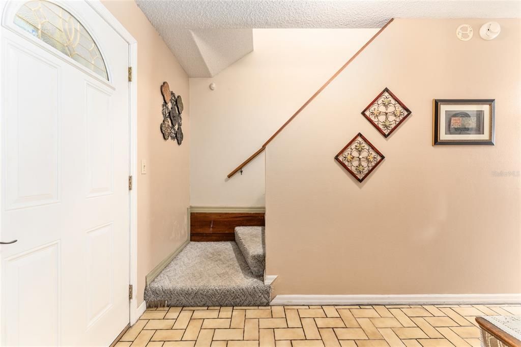 合同活跃: $299,900 (4 贝兹, 2 浴室, 2034 平方英尺)