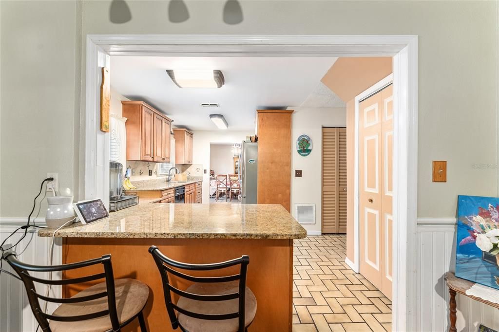 合同活跃: $299,900 (4 贝兹, 2 浴室, 2034 平方英尺)