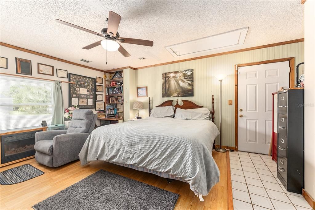 合同活跃: $299,900 (4 贝兹, 2 浴室, 2034 平方英尺)