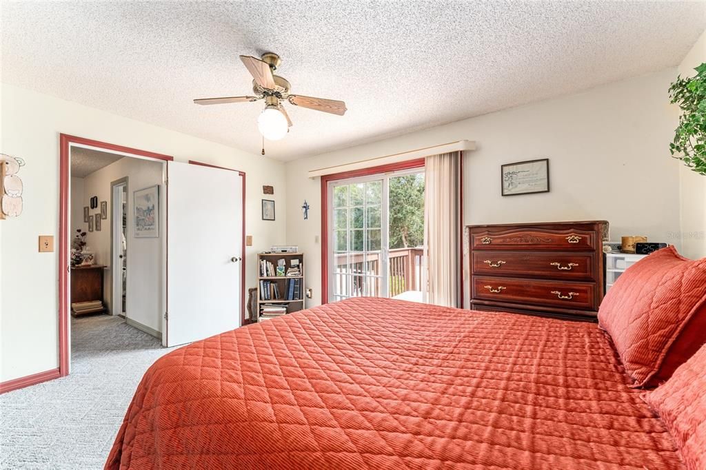 合同活跃: $299,900 (4 贝兹, 2 浴室, 2034 平方英尺)