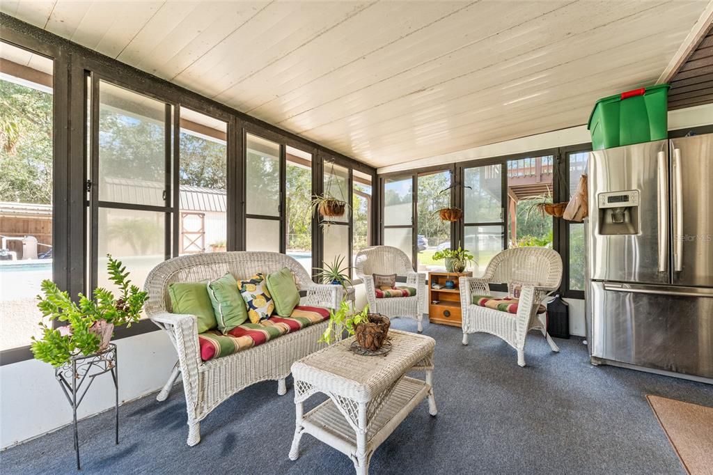 合同活跃: $299,900 (4 贝兹, 2 浴室, 2034 平方英尺)