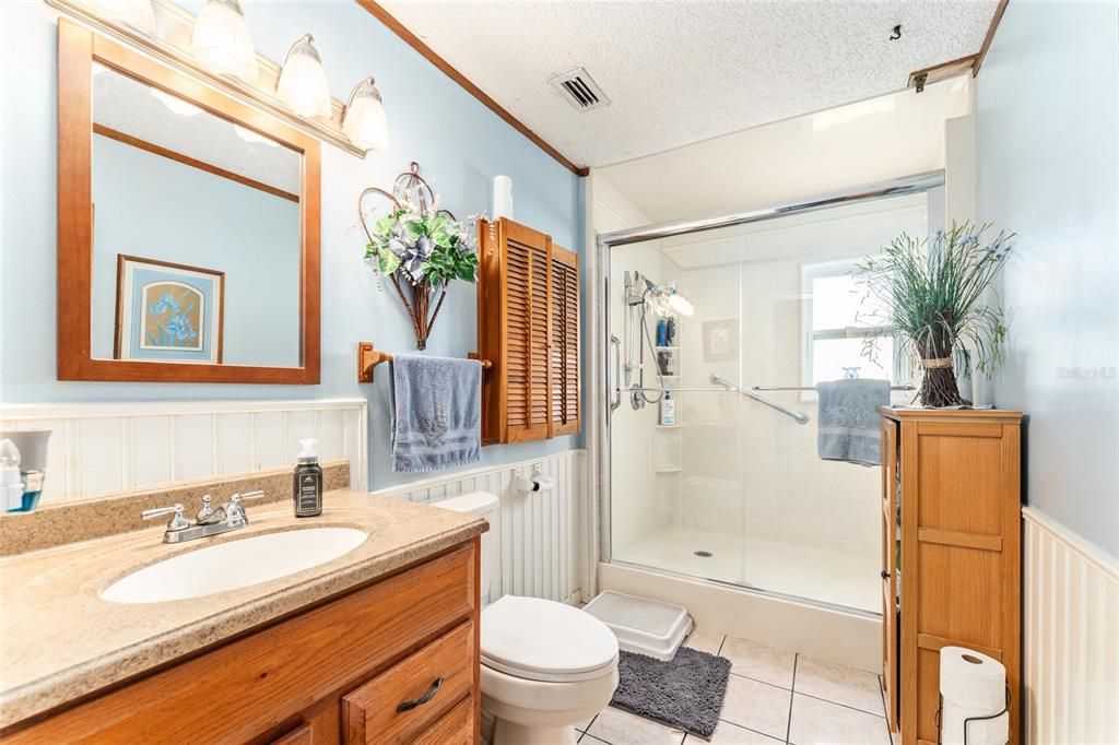 合同活跃: $299,900 (4 贝兹, 2 浴室, 2034 平方英尺)