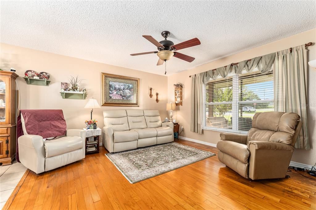 合同活跃: $299,900 (4 贝兹, 2 浴室, 2034 平方英尺)