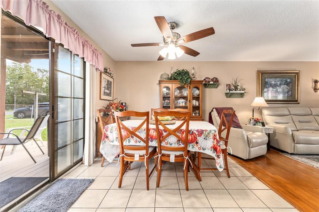 合同活跃: $299,900 (4 贝兹, 2 浴室, 2034 平方英尺)