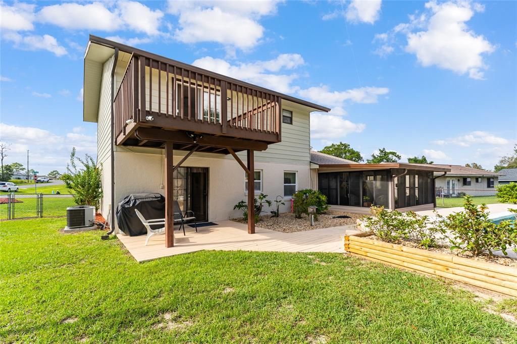 合同活跃: $299,900 (4 贝兹, 2 浴室, 2034 平方英尺)